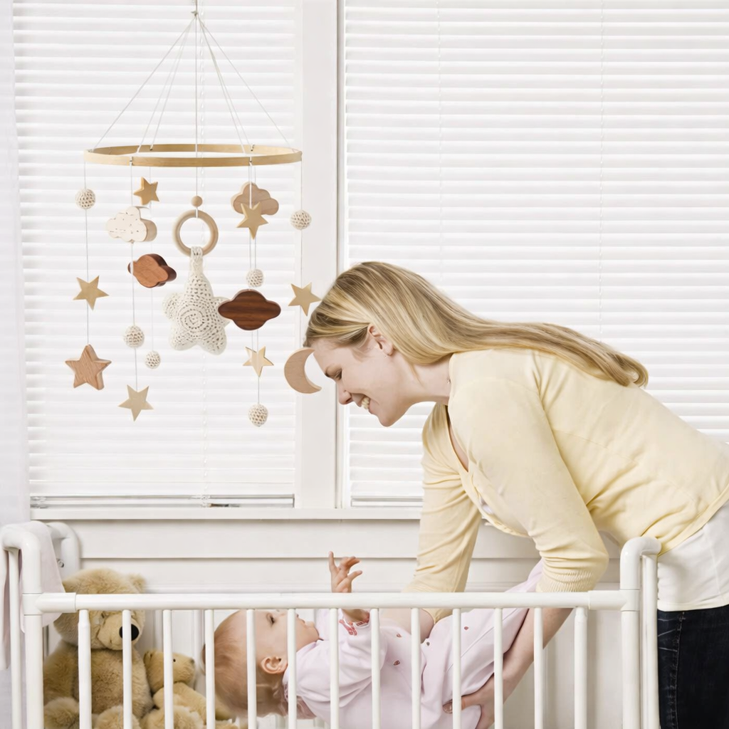 Mobile d'éveil bébé : comment stimuler la motricité sans surstimulation