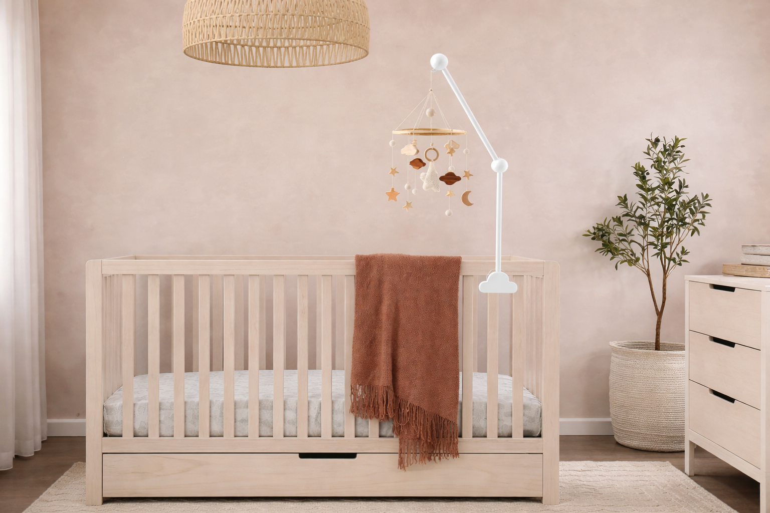 Quand retirer le mobile du lit de bébé ? Les signes à surveiller